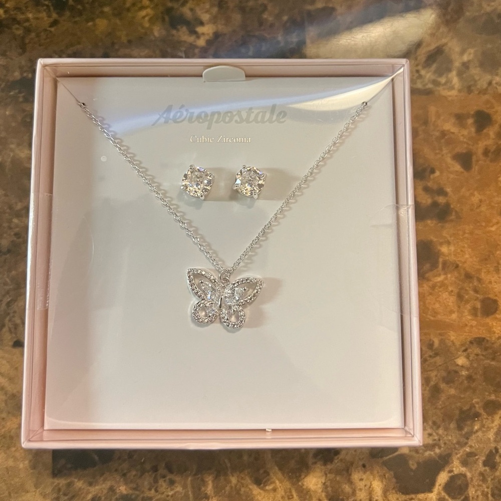 NIB Aeropostale Earrings and Necklace Set
